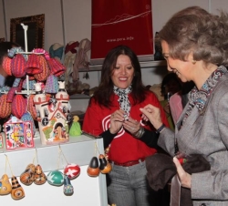 Doña Sofía observa uno de los puestos de artesania en el Rastrillo Nuevo Futuro